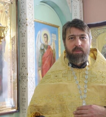 Священника, который развращал своих дочерей, уволили с должности