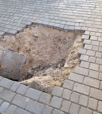 В Миколаєві на Нижній набережній зруйнувався тротуар та утворилось провалля