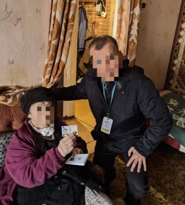 Працівники Державної міграційної служби допомогли пенсіонерці оформили паспорт у вигляді ID-картки