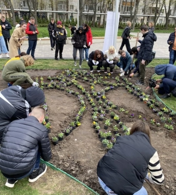 Квітковий тризуб: у дніпровському парку Писаржевського з’явилась патріотична клумба