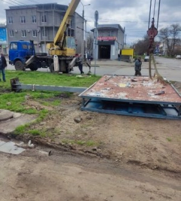 У Миколаєві прибирають занедбані рекламні споруди