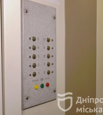 «Профільні служби мають на це чітку вказівку»: мер Дніпра перевірив оновлення ліфтів у будинках