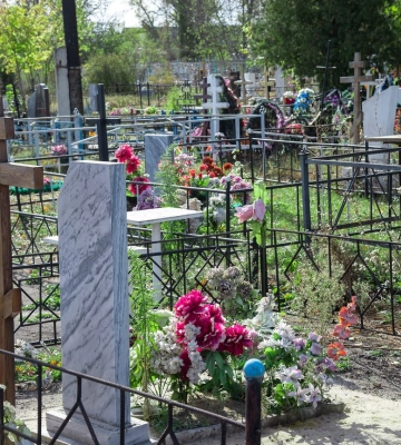 У Рівному прибирають цвинтарі й готують маршрутки до Провідної неділі