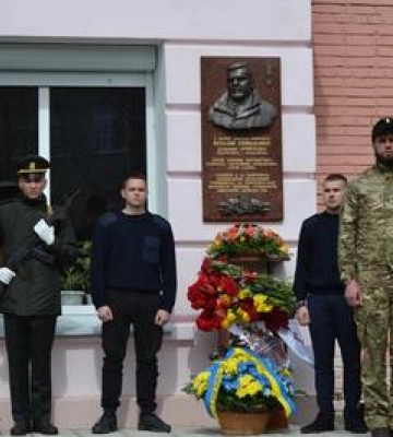 До останнього подиху тримав оборону Маріуполя: у Полтаві відкрили меморіальну дошку Герою України Віталію Грицаєнку ФОТО