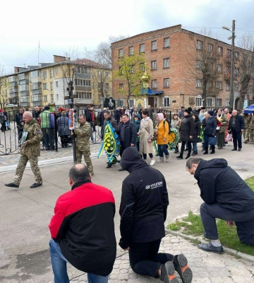 Люди стояли на колінах і прощались. Дніпропетровщина провела в останній путь солдата (Фото)
