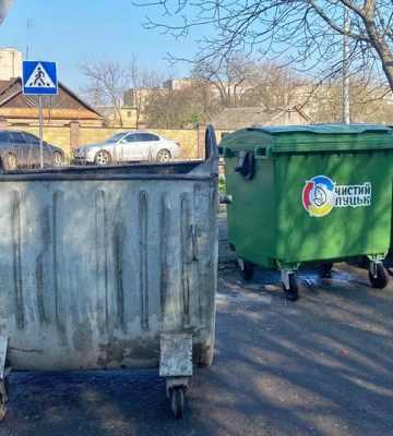 Замість оцинкованих – пластикові: у Луцьку замінюють контейнери для побутового сміття