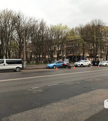 В Кривом Роге мотоциклист не справился с управлением и упал на автомобиль