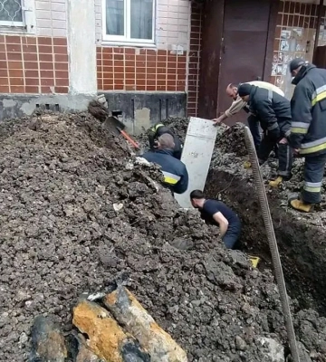 В городе на Харьковщине коммунальщика засыпало землей во время работ 