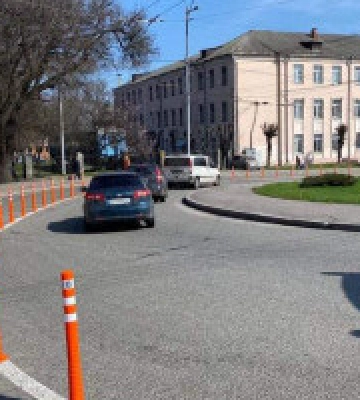 У Києві на з’їздах з проспекту Берестейського встановили нові делініатори 