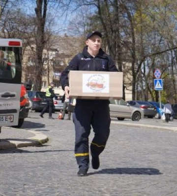 Закарпатські рятувальники підготували великодні гостинці для захисників України