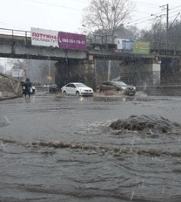 Пересідаємо на човни: У Києві стався масштабний потоп на дорозі