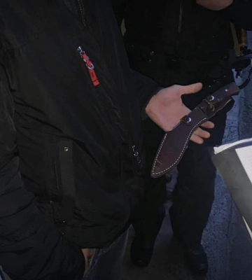 Кропивницькі нацгвардійці затримали чоловіка з холодною зброєю у рукаві