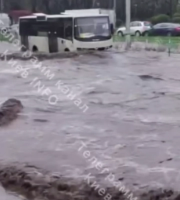 Через аварію на водопровідній мережі ускладнено рух транспорту проспектом Георгія Нарбута