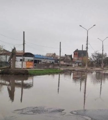 У Маріуполі після дощу затопило квартири і дороги, прорвало каналізацію