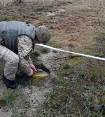 Пішов лісовою дорогою у сусіднє село: на Київщині чоловік натрапив на реактивну протитанкову міну