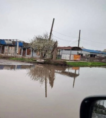 У Маріуполі після дощу затопило квартири і дороги, прорвало каналізацію