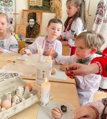 Школярі Нововолинська готують великодні гостинці для захисників