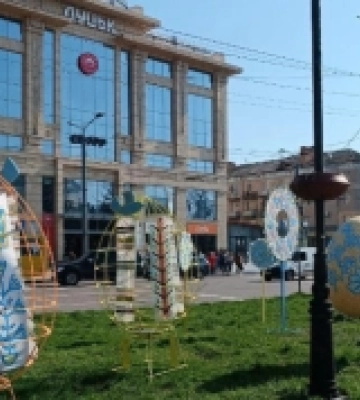 Дерево життя, писанки та птахи: у Луцьку поставили великодні артінсталяції. ФОТО