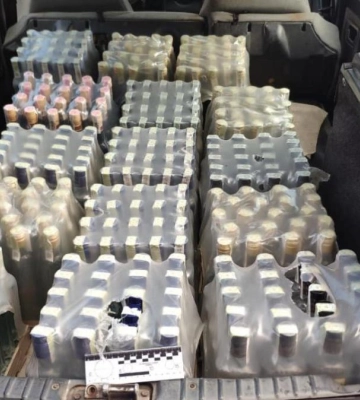 На Рівненщині у порушника ПДР виявили майже 600 пляшок зі схожою на спирт рідиною (ФОТО)
