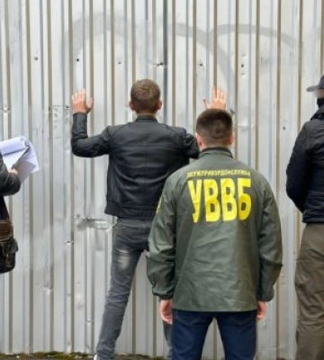 На Закарпатті контрабандисти, тікаючи від прикордонників, покинули 10 ящиків сигарет (ФОТО, ВІДЕО)