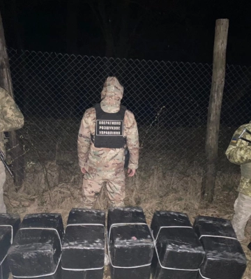 На Закарпатті контрабандисти, тікаючи від прикордонників, покинули 10 ящиків сигарет (ФОТО, ВІДЕО)