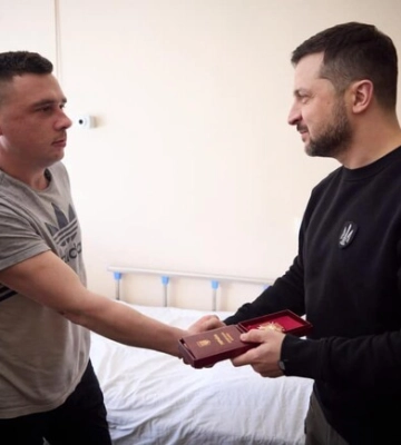 Раненым спас товарища: Зеленский наградил военного с Запорожского направления