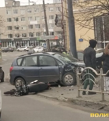 У Луцьку авто, заїжджаючи на парковку, збило мотоцикліста. Фото