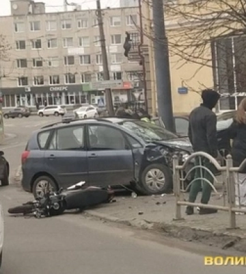 ДТП у Луцьку: авто, заїжджаючи на парковку, збило мотоцикліста 