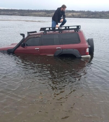 У Запоріжжі рятувальники допомогли водію, який заїхав у річку Дніпро та застряг