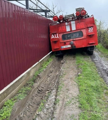На Одещині в багнюці застрягли два авто швидкої допомоги, - ФОТО