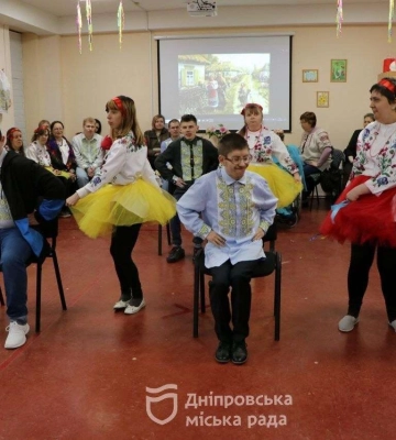 Танці, співи, вірші: у Дніпровському центрі соціальної допомоги для осіб з інвалідністю влаштували свято «Веснянка»