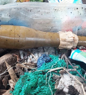 Жителі деокупованого села на Миколаївщині виявили боєприпаси в своїх оселях. Фото