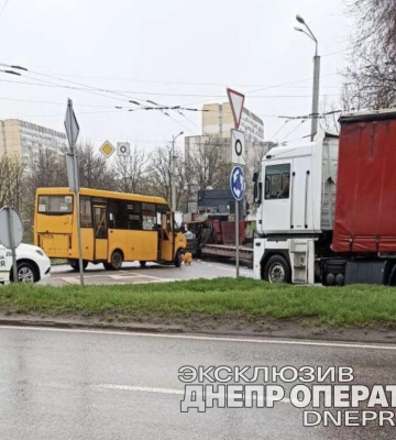 У Дніпрі на Панікахи вантажівка «підрізала» маршрутку: відео моменту ДТП