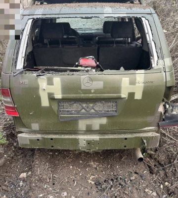 Автівку, яку передали військовим з Чернівців потрапила під обстріл: потрібен ремонт