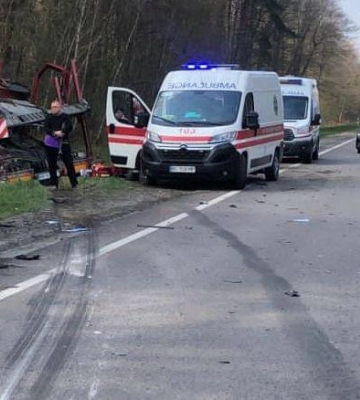 Смертельна автокатастрофа на Львівщині: зіткнулося дві вантажівки і легковик