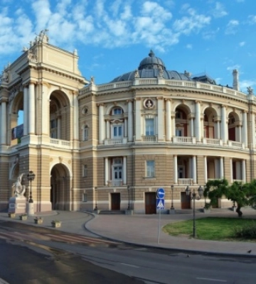 Головного диригента Одеської опери можуть звільнити через фото з чоловіком Нетребко