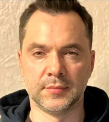 Арестович образив студентів, які зірвали його лекцію у КНЕУ. Соцмережі йому відповіли