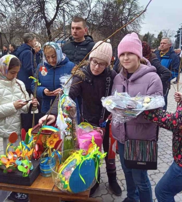 На ярмарку «Писанкові візерунки» рівняни зібрали гроші на дрон для ЗСУ