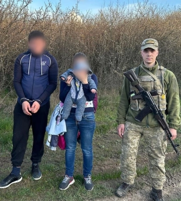 На Закарпатті чоловік з жінкою та тримісячною донькою намагалися незаконно потрапити до Словаччини