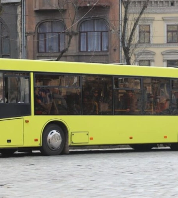 На Голосківський і Сихівський цвинтарі додали кілька автобусів у Великодні свята