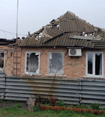 Артиллерия рф ударила по домам в Никополе, люди оказались под завалами
