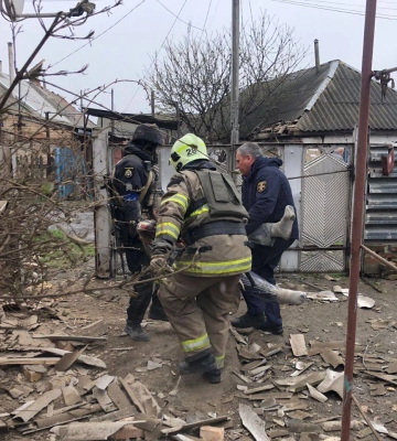 Артилерія рф вдарила по будинках у Нікополі, люди опинилися під завалами