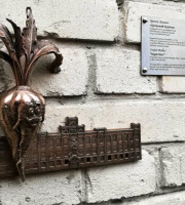 У Києві з’явилася нова мініскульптура – цукровий бурячок