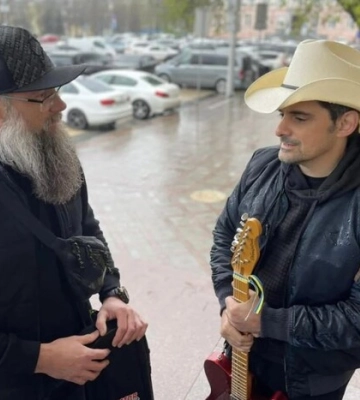 До Києва приїхала зірка кантрі-музики Бред Пейслі: триразовий володар &quot;Греммі&quot; заспівав &quot;Червону руту&quot; в центрі міста