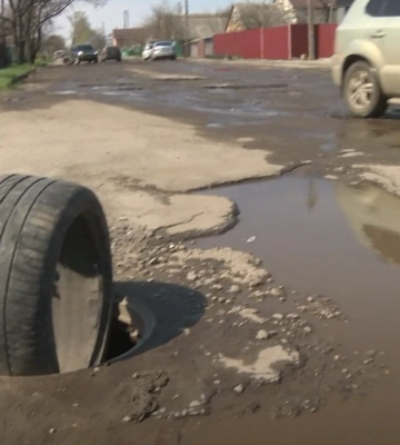 «Дорога ста люків»: полтавці скаржаться на відкриті колодязі по вулиці Петра Дорошенка
