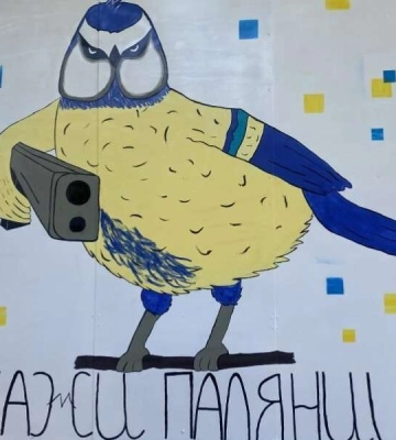 У Дніпрі за рік війни з&#039;явилися нові мурали - рятувальник, янгол та озброєна синиця (Фото)