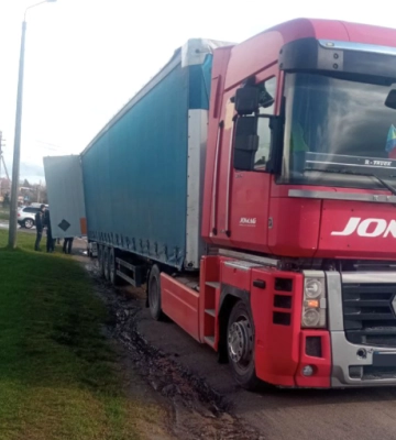 Тернополянин віз повну вантажівку незаконної деревини через Дубно