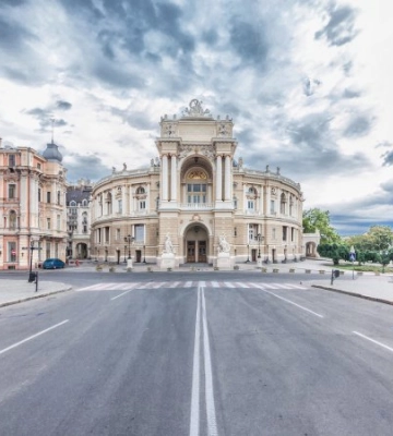 Головного диригента Одеської опери можуть звільнити через фото з чоловіком Нетребко