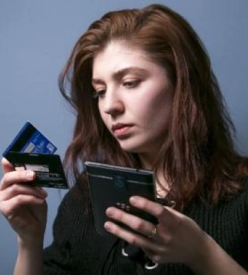 Оформляли міжнародну допомогу: жительки Рівненщини стали жертвами шахраїв