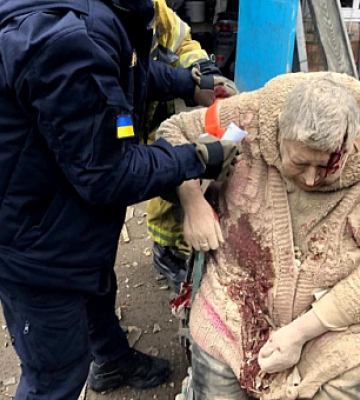 У Нікополі надзвичайники врятували з-під завалів чоловіка та жінку